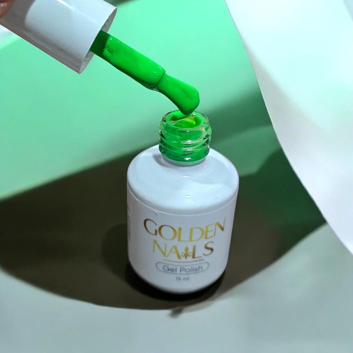 GEL POLISH GOLDEN NAILS